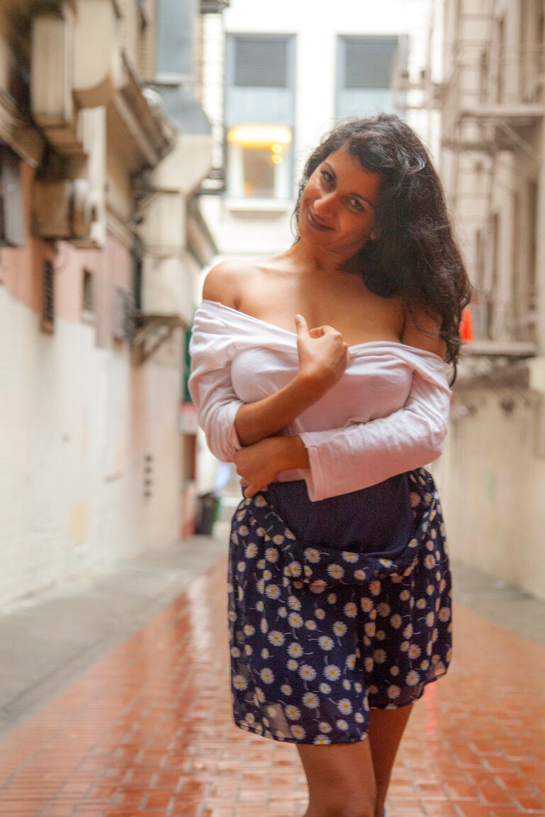 Carla White, amateur indienne de 16P, dévoile ses gros seins naturels dans une ruelle près du centre commercial