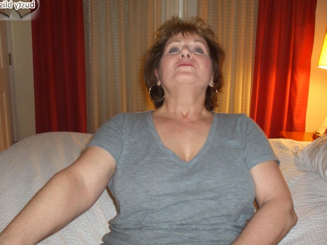 20P Amateur praller Busty Bliss lässt sich nach dem Masturbieren auf die Titten spritzen