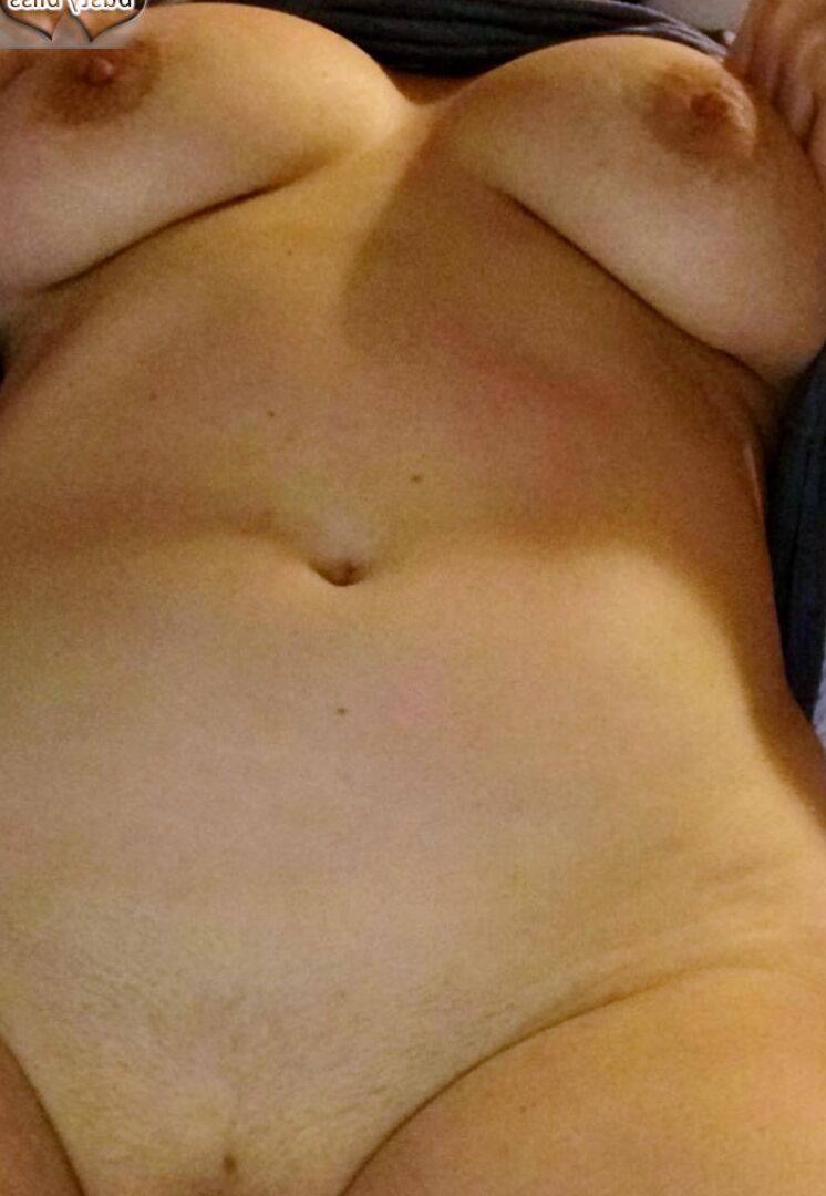 20P Amateur praller Busty Bliss lässt sich nach dem Masturbieren auf die Titten spritzen