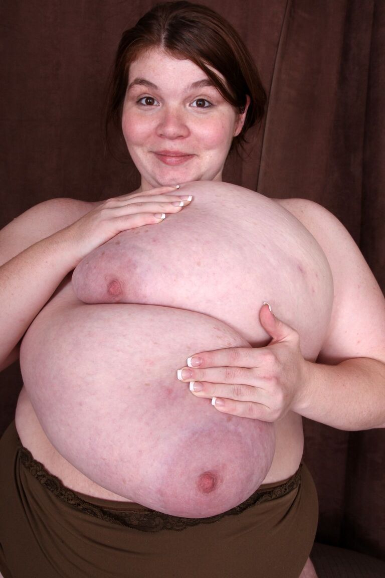 21P Amateur BBW Lexxxi Luxe lässt ihre riesigen Brüste raus und spielt mit ihnen