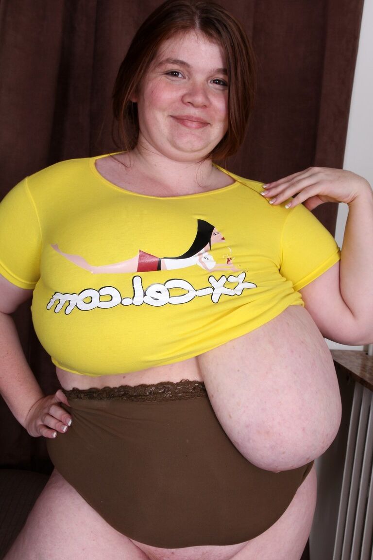 21P Amateur BBW Lexxxi Luxe lässt ihre riesigen Brüste raus und spielt mit ihnen