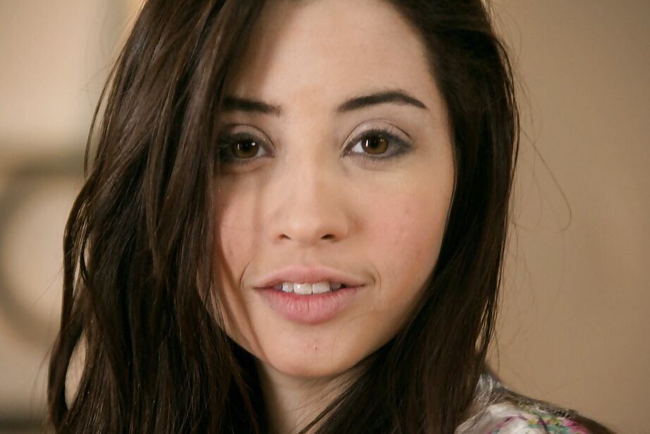 16P 素人ブルネットのエヴァ・セドナがおっぱいで遊びながら微笑んでいる