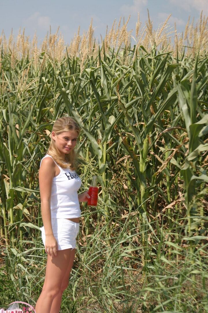 12P La jeune amatrice sexy Jannah Burnham enlève sa culotte blanche et son soutien-gorge à l'extérieur.