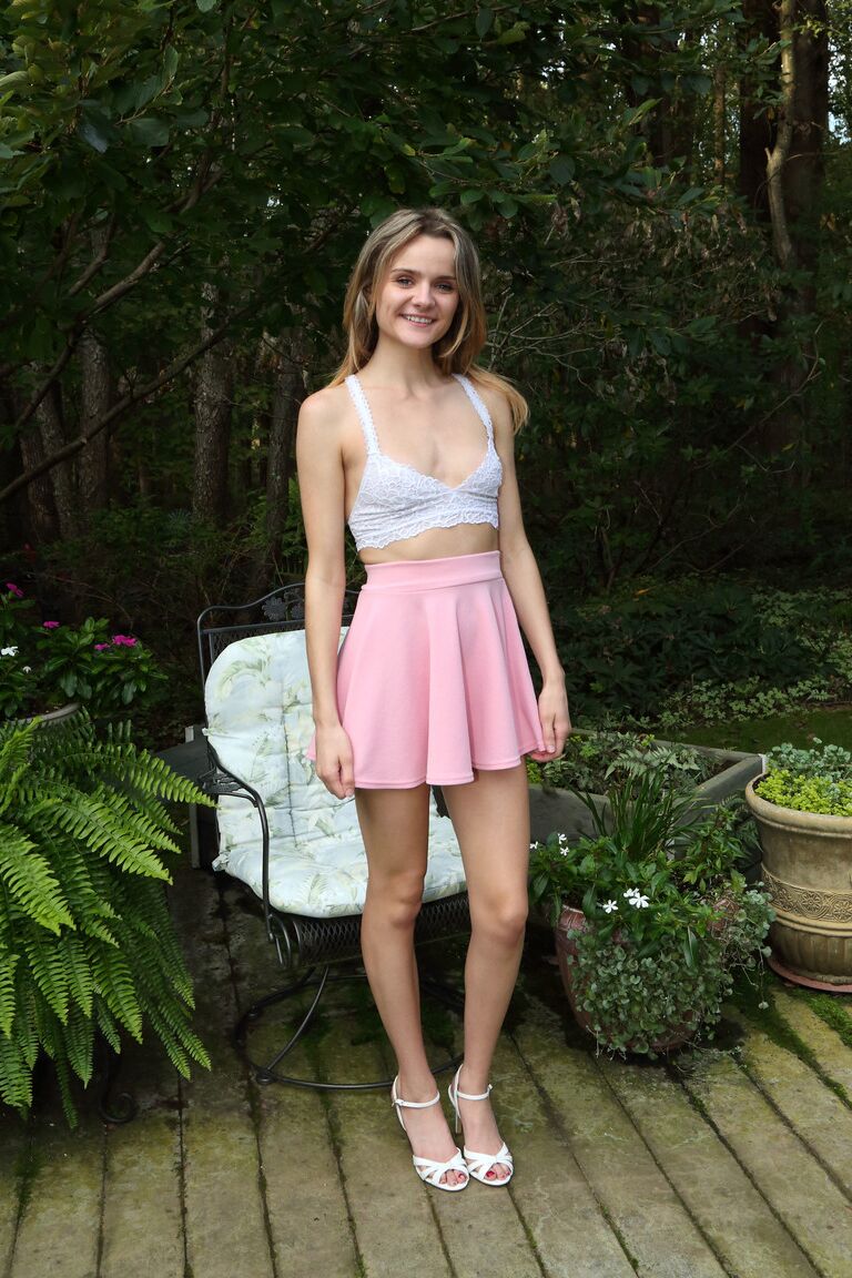 12P La jolie teen américaine Addee Kate s'étire et pompe sa délicieuse chatte en plein air