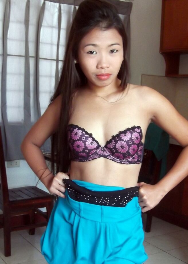 21P La asiática morena Ashley se quita la ropa