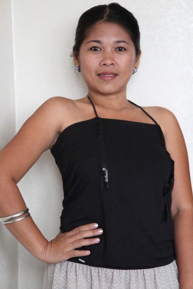 20P Amadora Filipina Che com Charme mostra seus lindos peitos naturais em um quarto de hotel