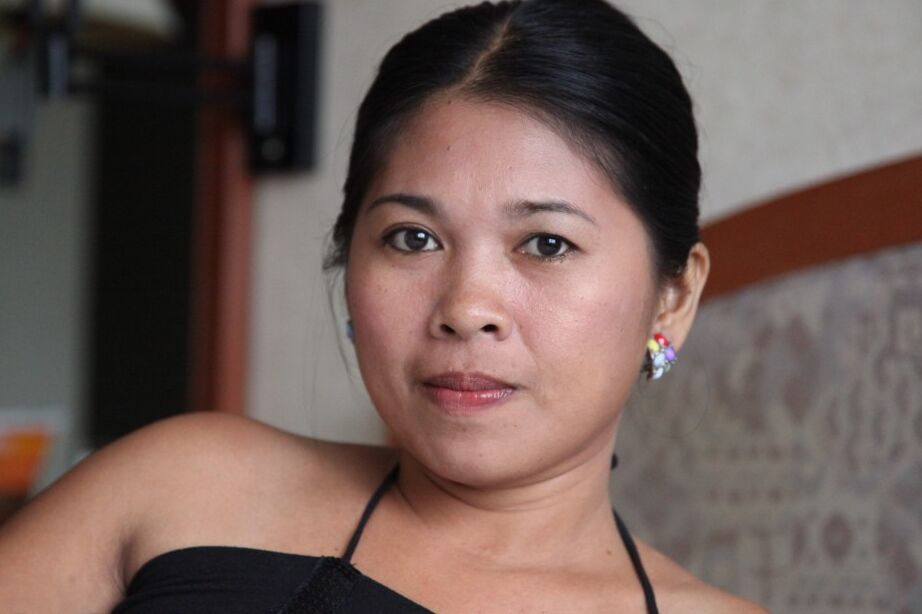 20P Amadora Filipina Che com Charme mostra seus lindos peitos naturais em um quarto de hotel