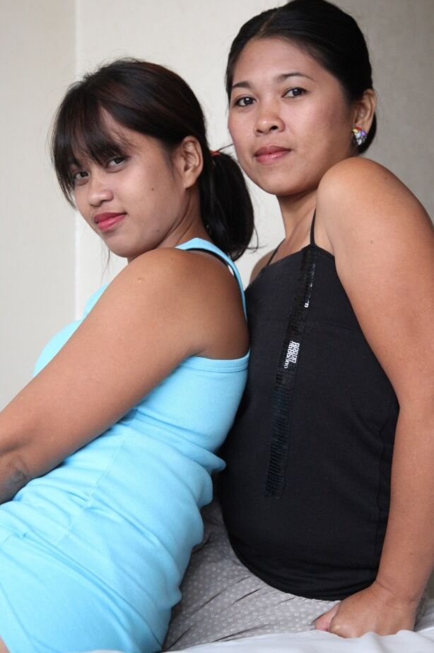 20P Amadora Filipina Che com Charme mostra seus lindos peitos naturais em um quarto de hotel