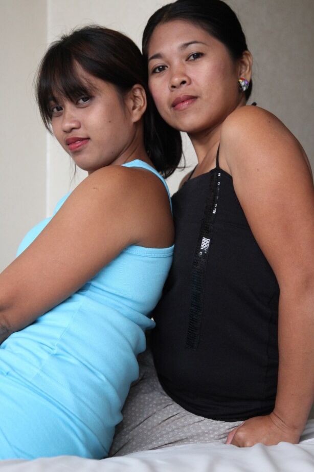 20P Amadora Filipina Che com Charme mostra seus lindos peitos naturais em um quarto de hotel
