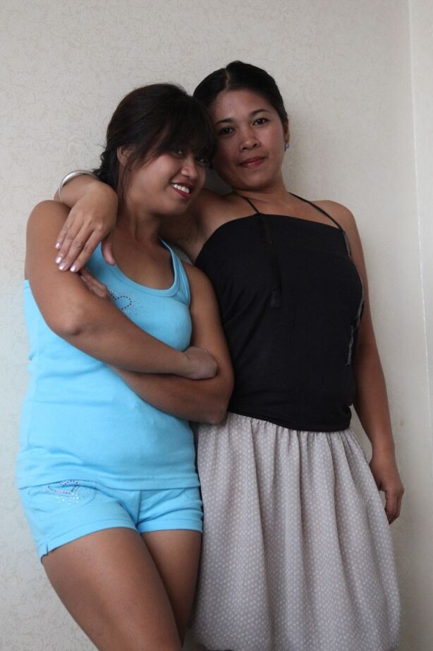 20P Amadora Filipina Che com Charme mostra seus lindos peitos naturais em um quarto de hotel