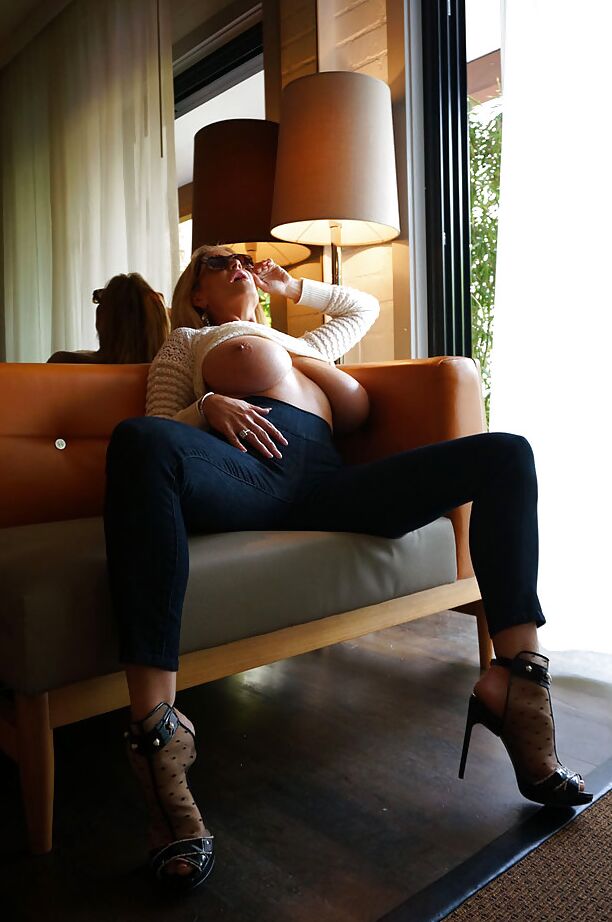 16P Kelly Madison is showing her big tits while wearing tight jeans