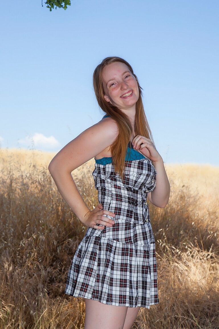 16P La amateur Julia Fleming muestra sus grandes tetas naturales en un campo de agricultores