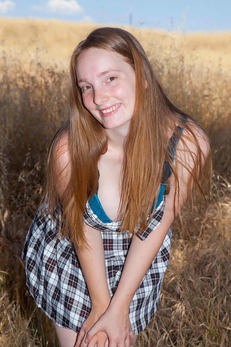 16P La amateur Julia Fleming muestra sus grandes tetas naturales en un campo de agricultores