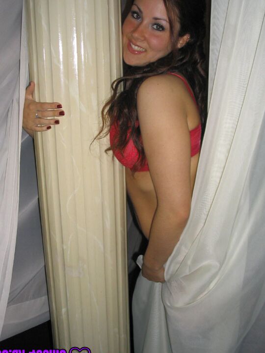 12P Sexy jovem Sweet Krissy em lingerie vermelha e salto alto se despindo para provocar