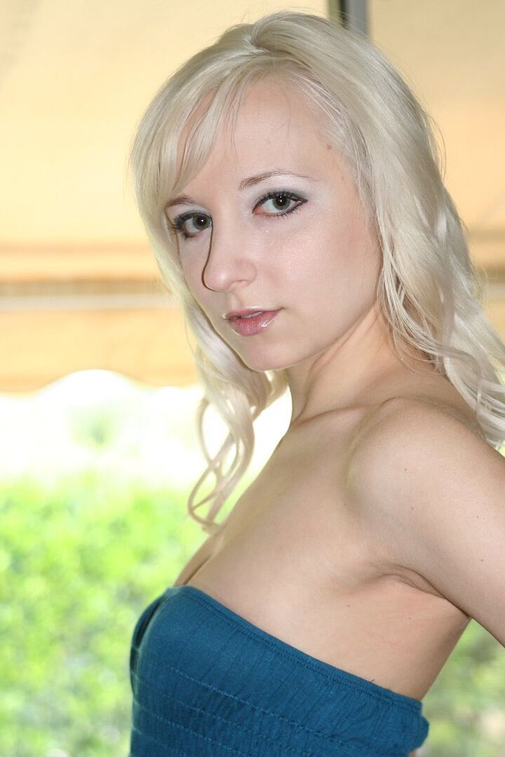 14P La flaca adolescente rubia Ashley Jane hace alarde de su culo sexy y su chocho calvo a la vez