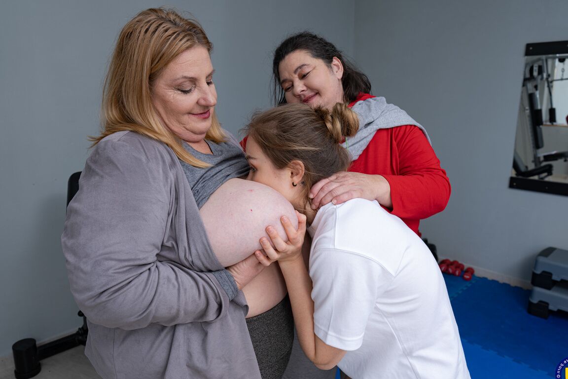 11P Mulheres obesas sufocam uma jovem pequena durante um trio lésbico