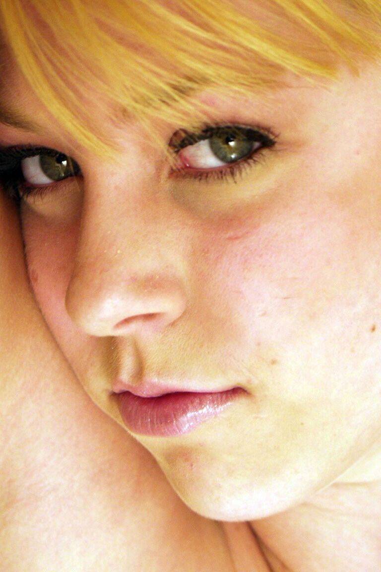 14P 18 Teenagerin mit Zahnspange zieht sich aus, bevor sie auf ihren Knien einen großen Schwanz lutscht