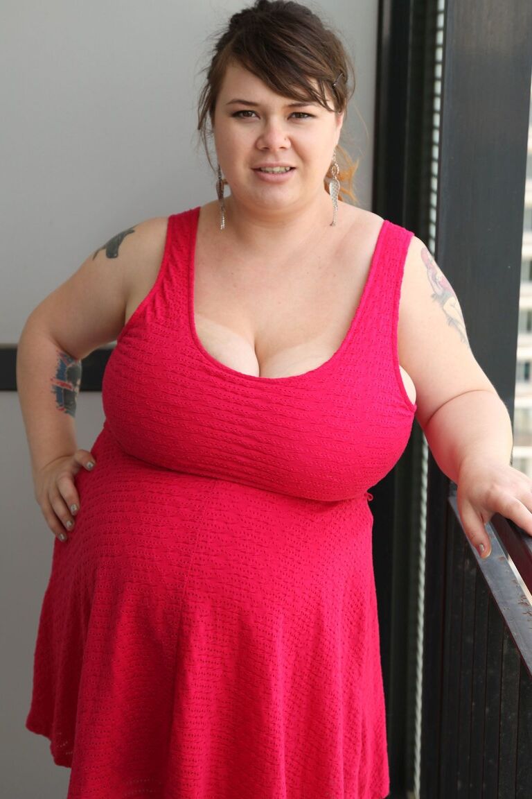 20P A morena gordinha Roxanne Miller mostra sua barriga gorda e seios monstruosos em um solo