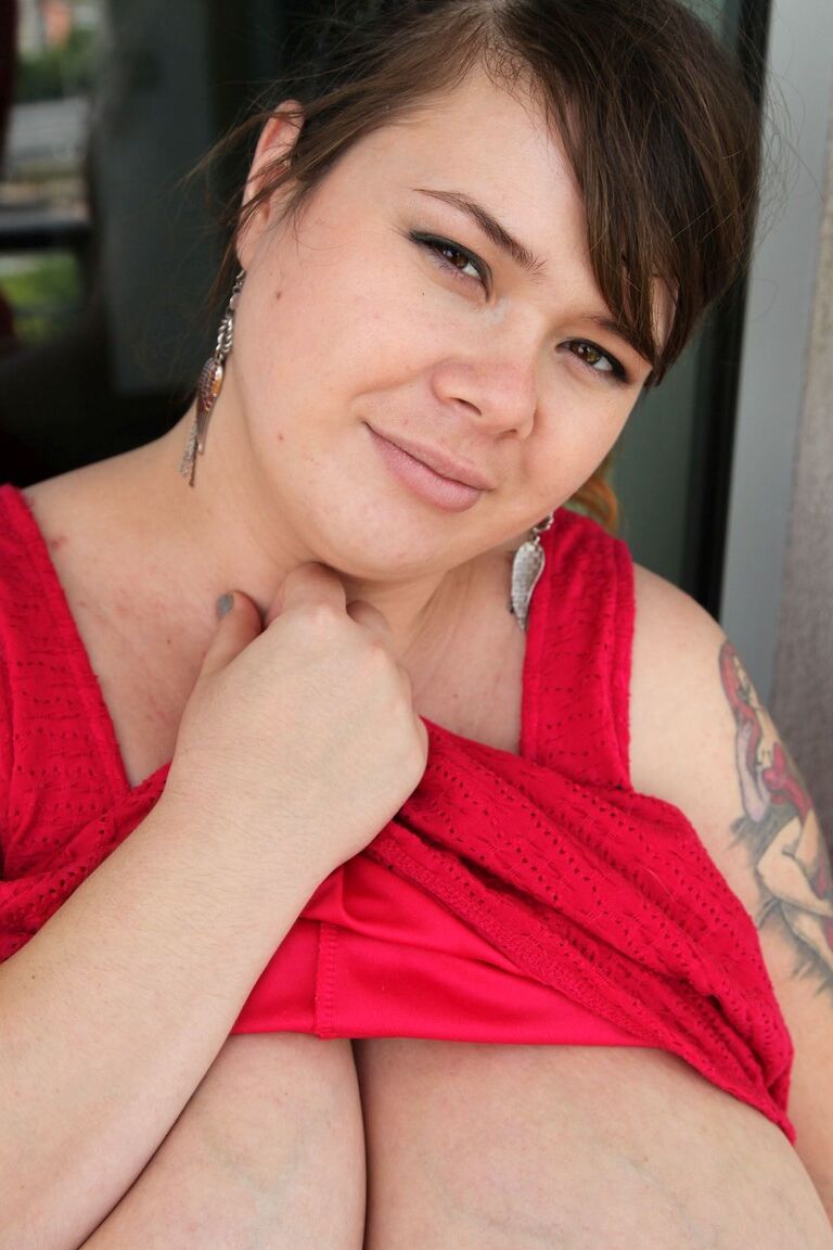 20P A morena gordinha Roxanne Miller mostra sua barriga gorda e seios monstruosos em um solo