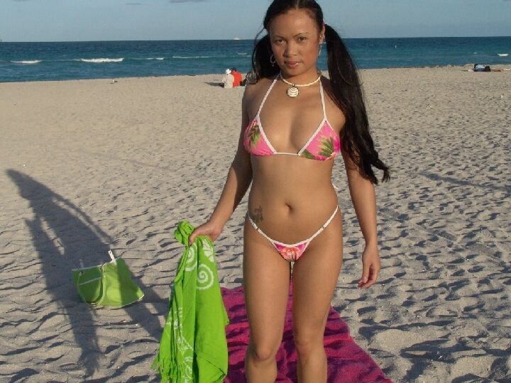 21P La pequeña MILF asiática Mya Luanna es recogida en la playa y follada en un sofá