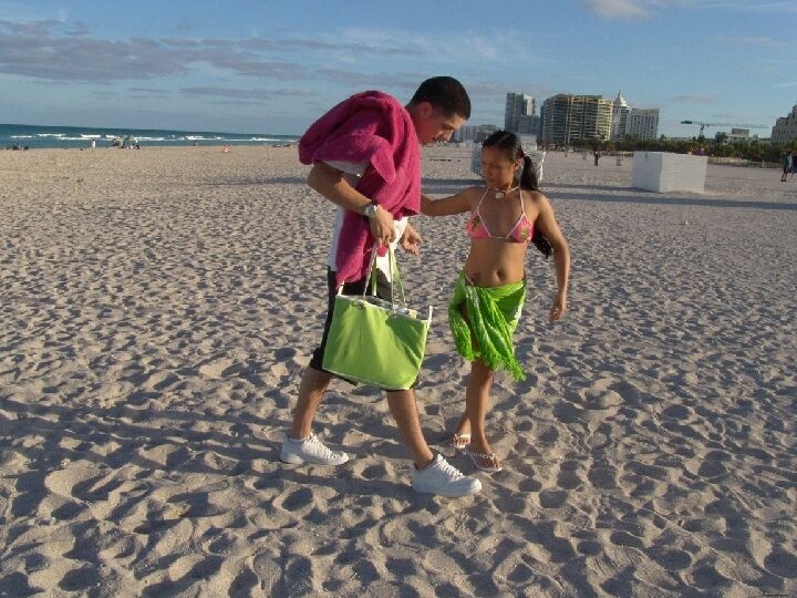 21P La pequeña MILF asiática Mya Luanna es recogida en la playa y follada en un sofá