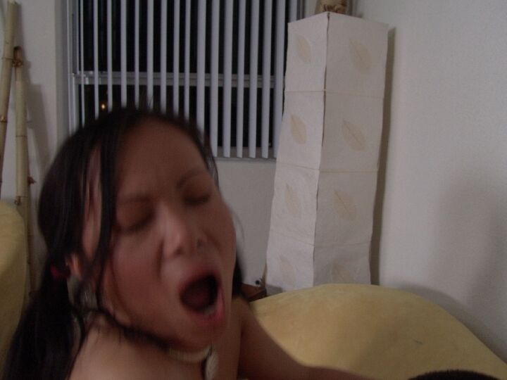 21P La pequeña MILF asiática Mya Luanna es recogida en la playa y follada en un sofá
