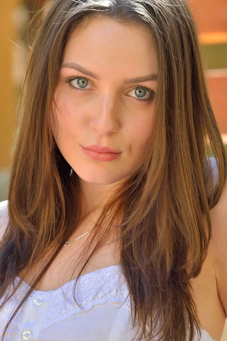 21P A adorável adolescente morena Brooke revela seus lindos seios e vulva em público