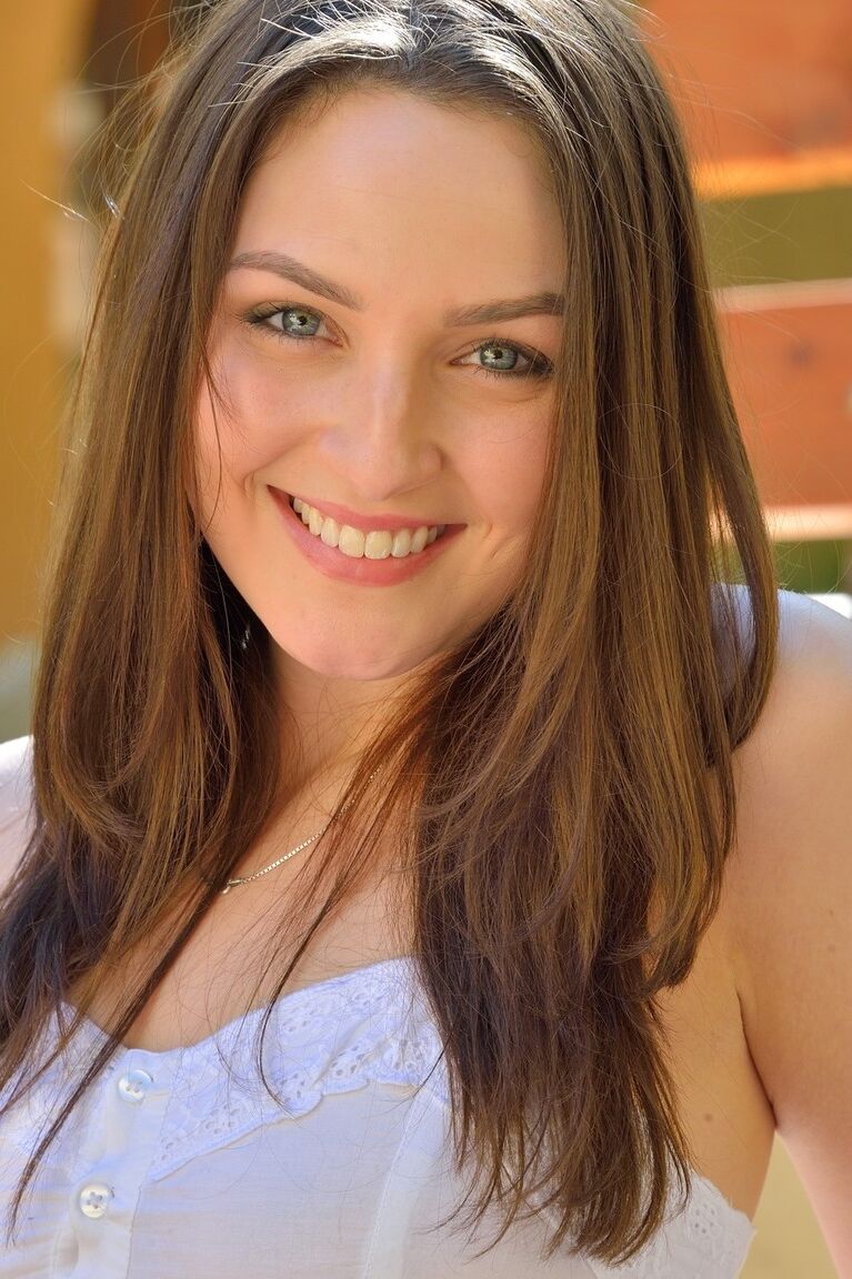 21P A adorável adolescente morena Brooke revela seus lindos seios e vulva em público