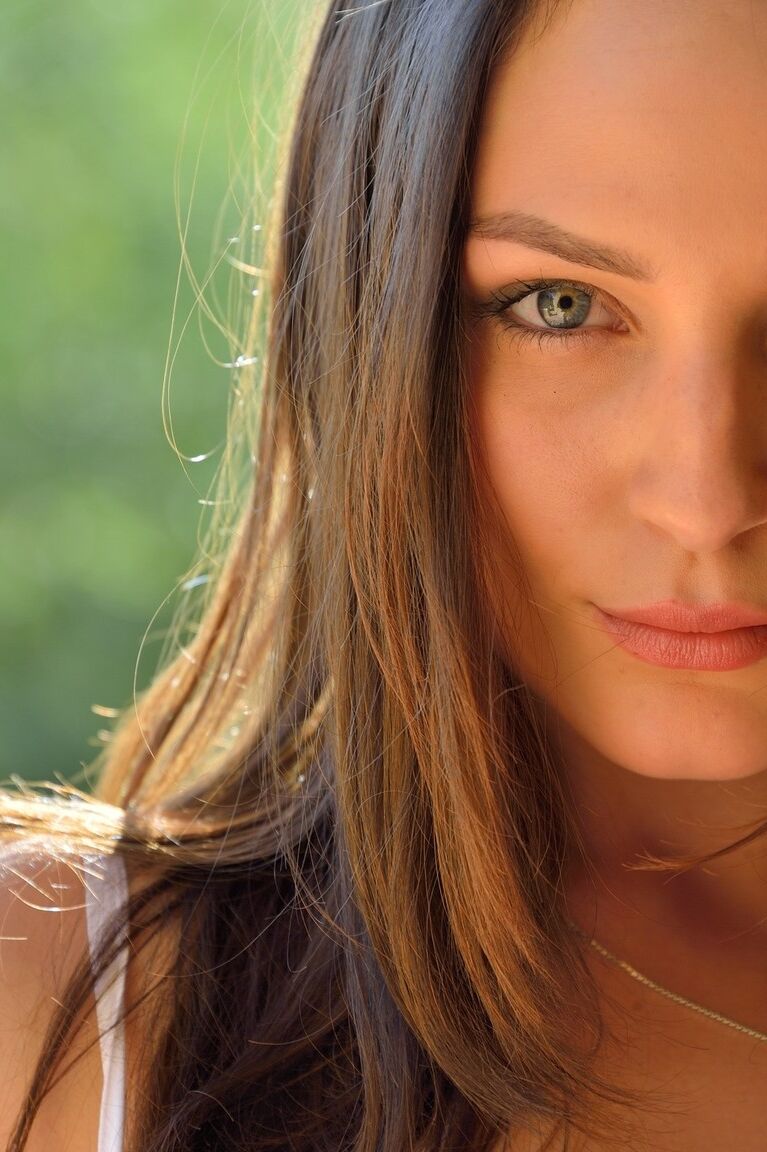 21P A adorável adolescente morena Brooke revela seus lindos seios e vulva em público