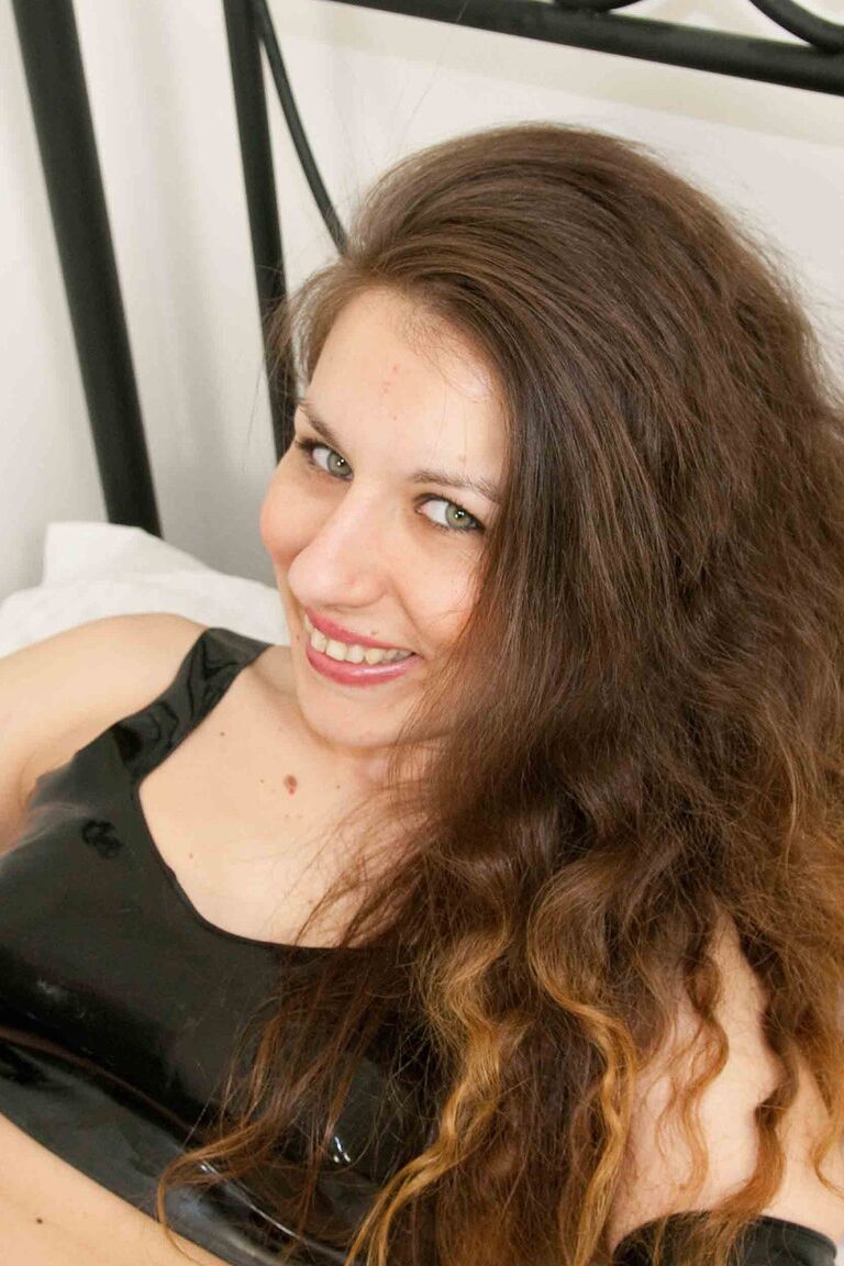 11P La modelo amateur Jana Puff juega con su coño vestida con ropa de látex negra