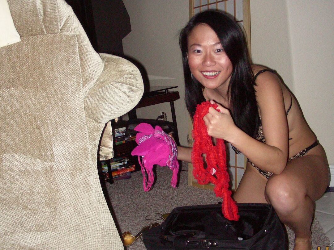 16P Asian amateur Niya Yu ends up totally naked after a series of candid shots