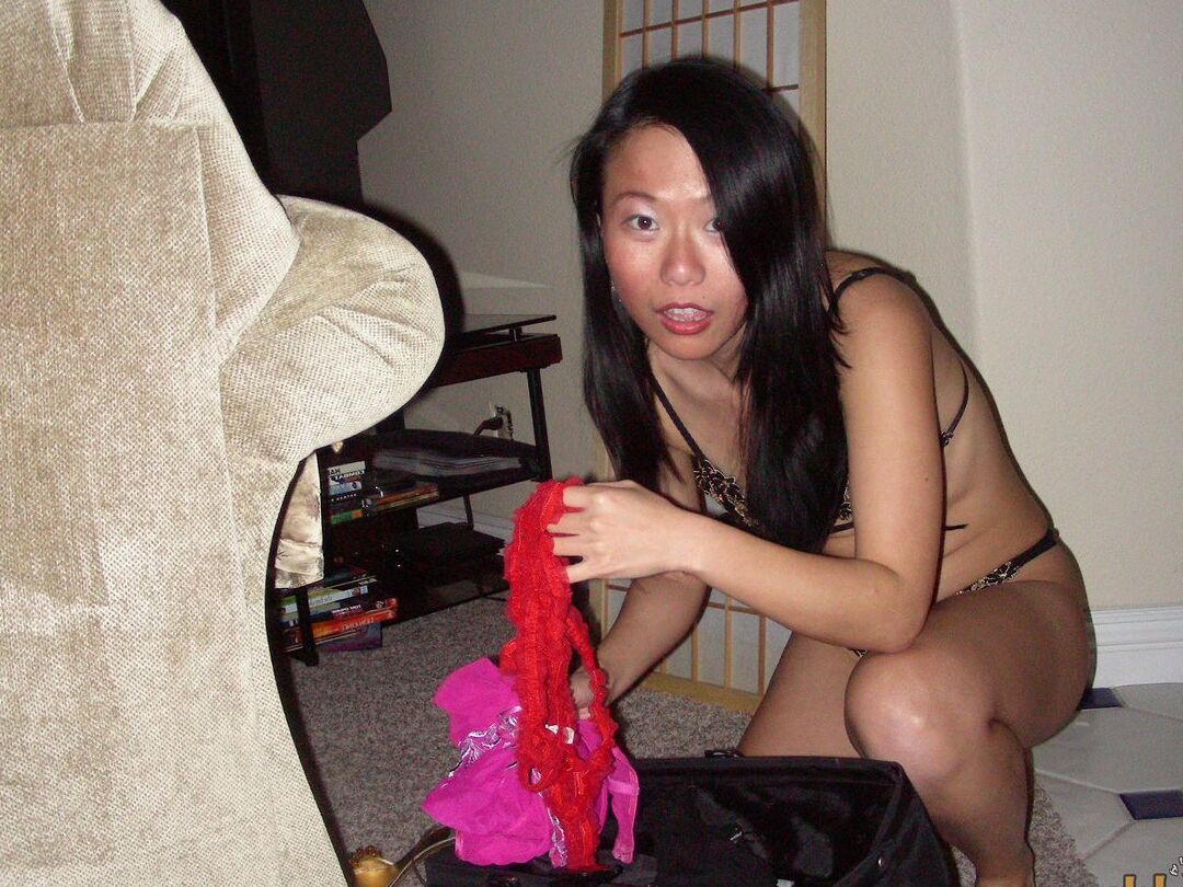 16P Asian amateur Niya Yu ends up totally naked after a series of candid shots
