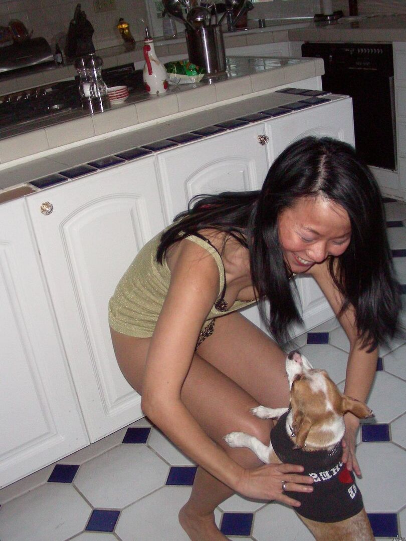 16P Asian amateur Niya Yu ends up totally naked after a series of candid shots