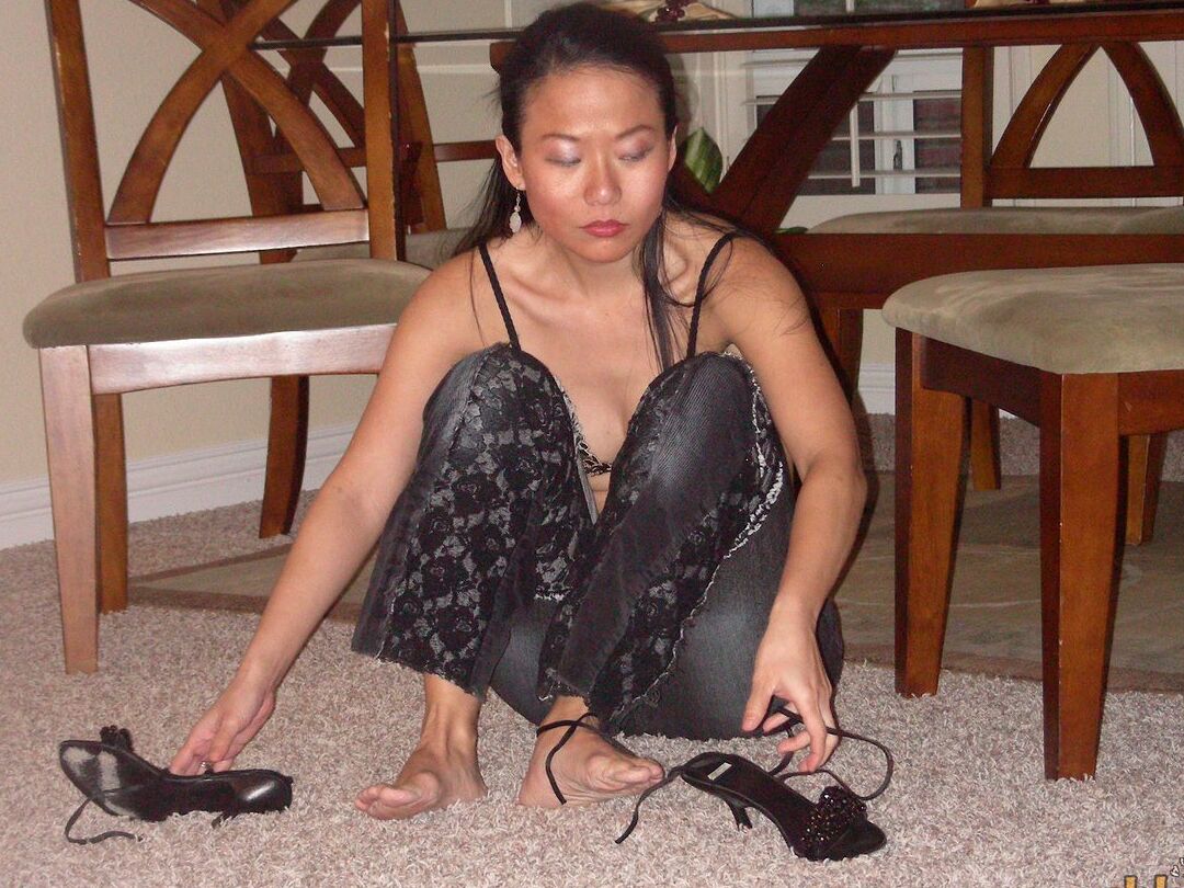 16P Asian amateur Niya Yu ends up totally naked after a series of candid shots
