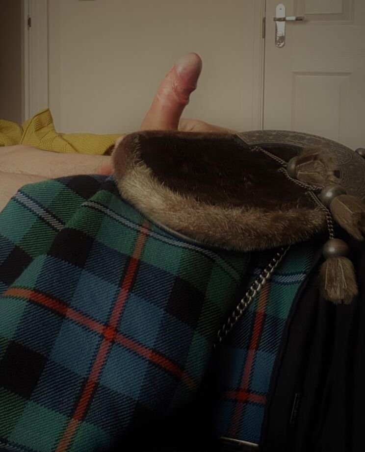 20P Amador maduro chupa um pau depois de mostrar peitos e vulvas em roupas de colegial
