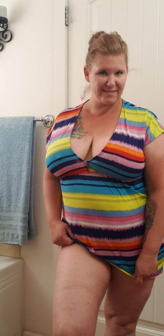 20P Maduro BBW Kris Ann tira o vestido antes de tomar banho nua