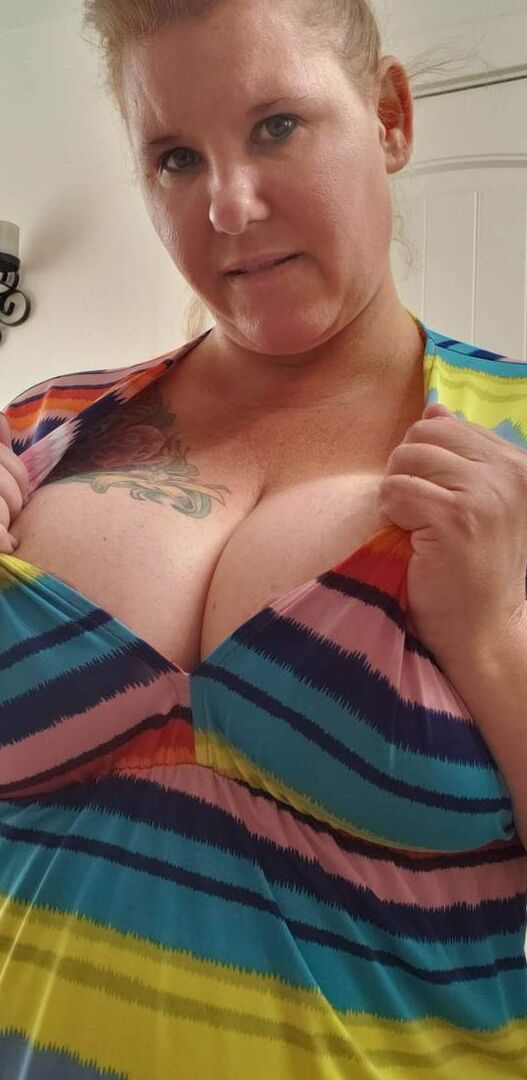 20P Maduro BBW Kris Ann tira o vestido antes de tomar banho nua