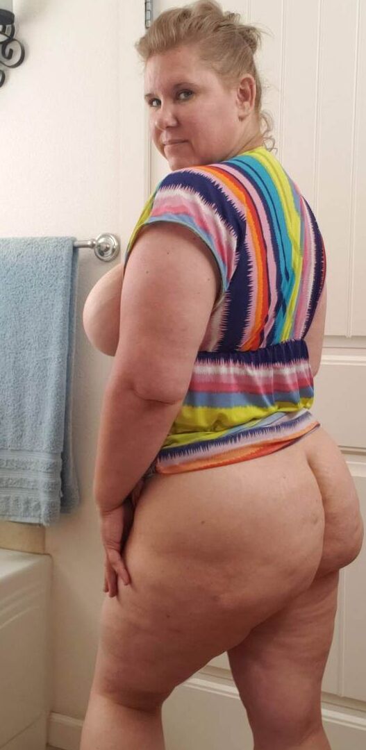 20P Maduro BBW Kris Ann tira o vestido antes de tomar banho nua