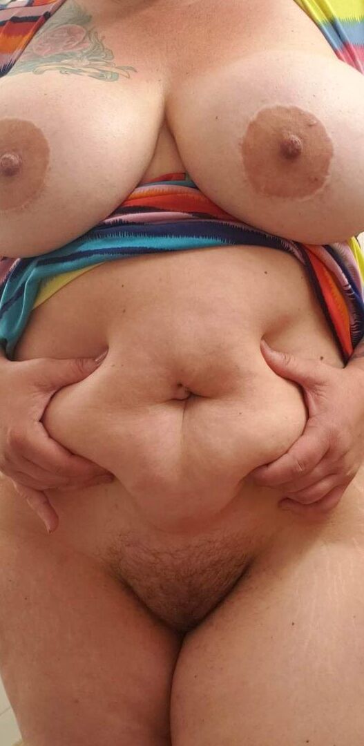 20P Maduro BBW Kris Ann tira o vestido antes de tomar banho nua