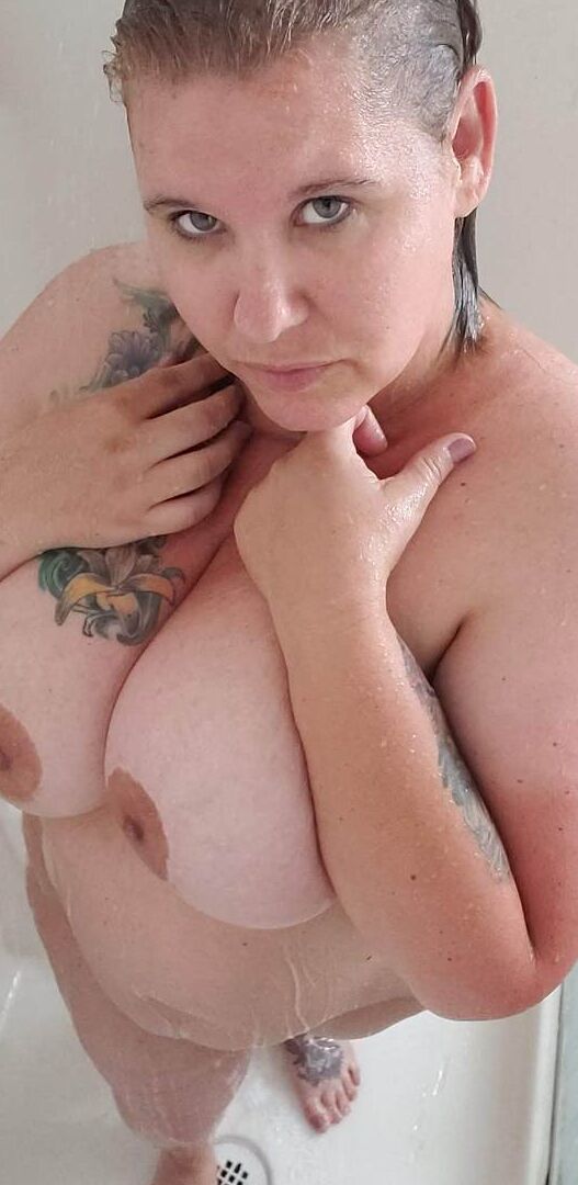 20P Maduro BBW Kris Ann tira o vestido antes de tomar banho nua