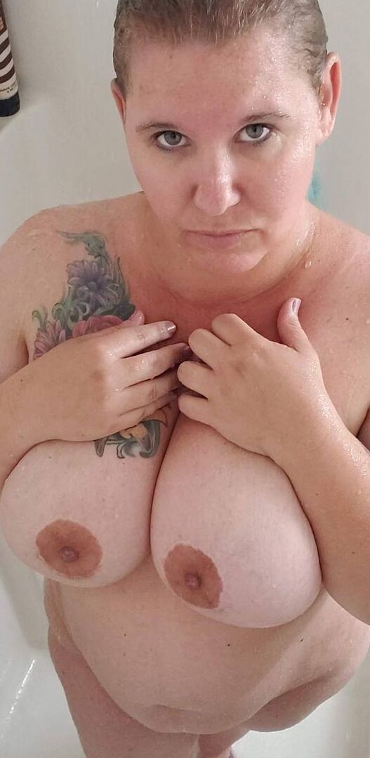 20P Maduro BBW Kris Ann tira o vestido antes de tomar banho nua