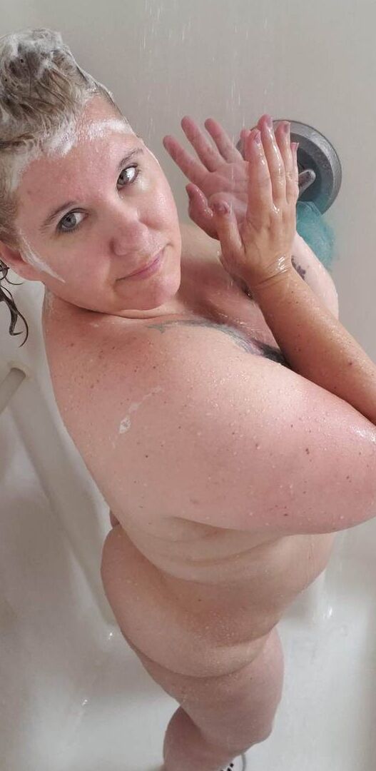 20P Maduro BBW Kris Ann tira o vestido antes de tomar banho nua