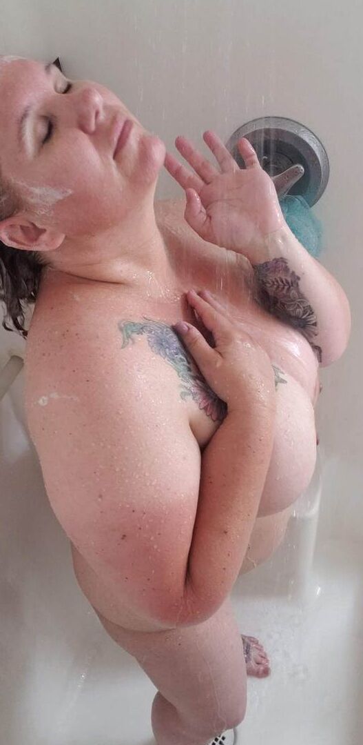 20P Maduro BBW Kris Ann tira o vestido antes de tomar banho nua