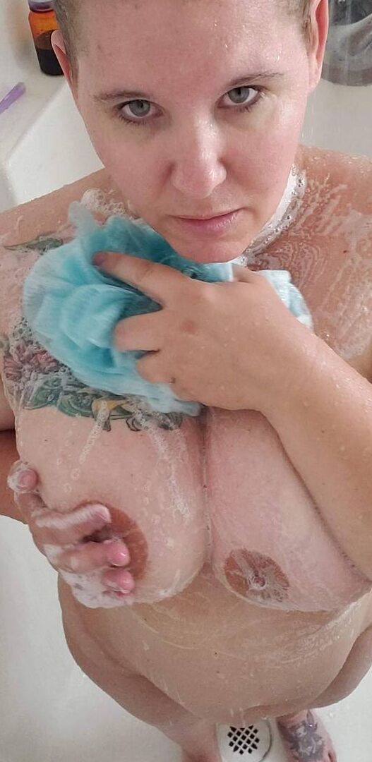 20P Maduro BBW Kris Ann tira o vestido antes de tomar banho nua