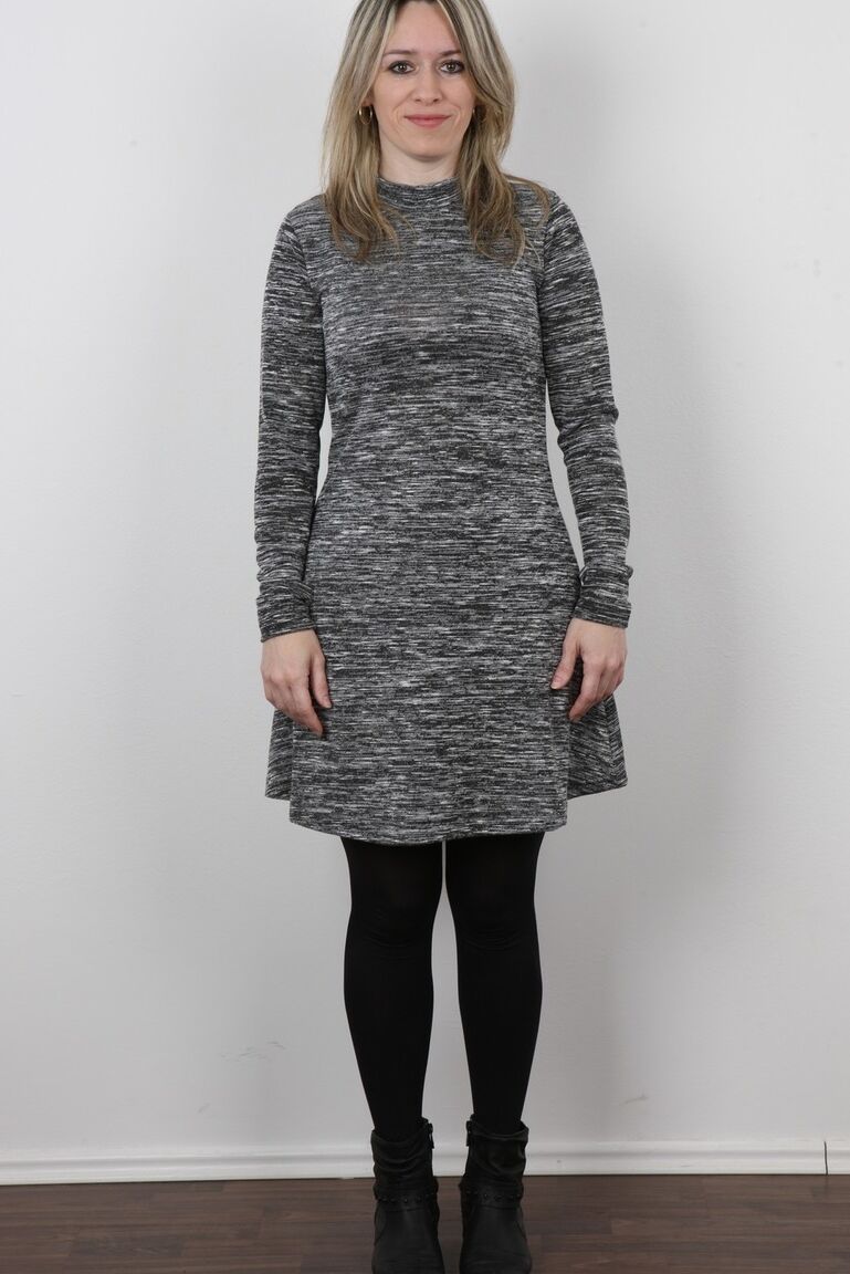 15P Le modèle amateur Jana enlève tous ses vêtements pour un gros plan de sa chatte.