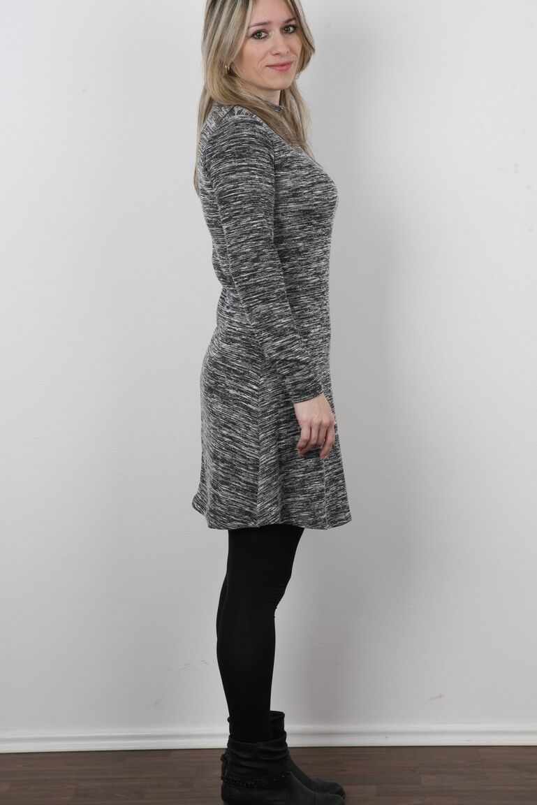 15P Le modèle amateur Jana enlève tous ses vêtements pour un gros plan de sa chatte.