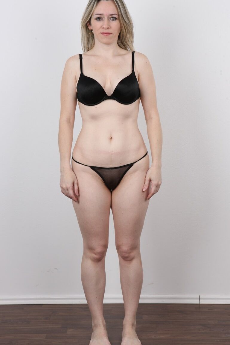 15P Le modèle amateur Jana enlève tous ses vêtements pour un gros plan de sa chatte.