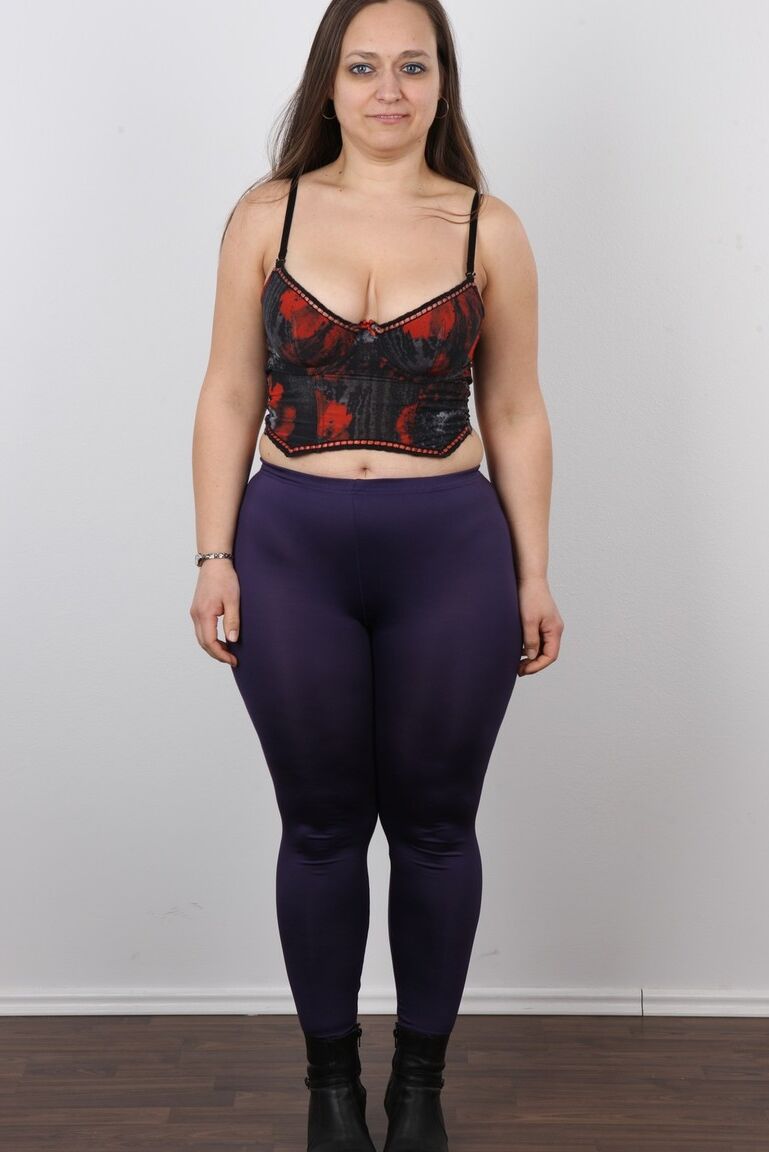 20P Helena, une femme mature tchèque potelée, se met nue aux castings