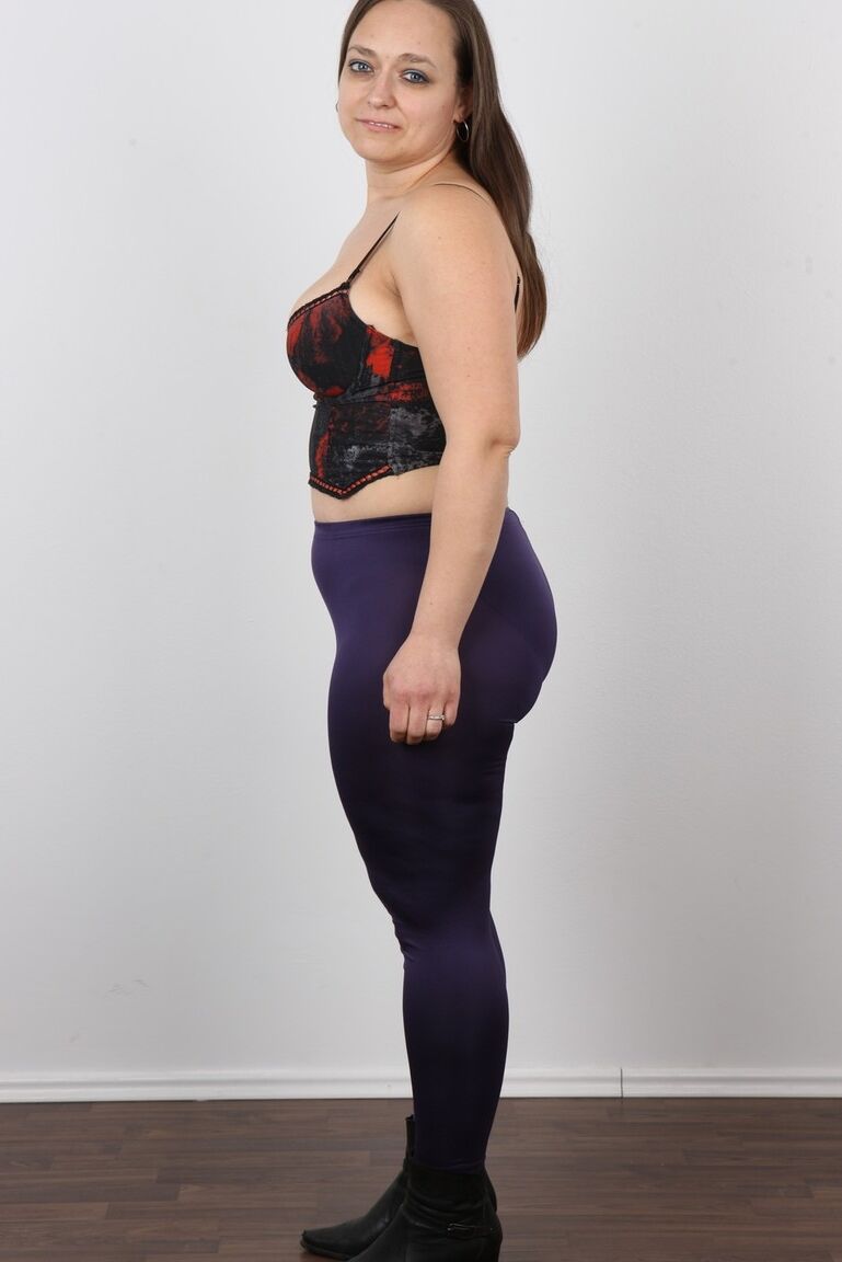 20P Helena, une femme mature tchèque potelée, se met nue aux castings