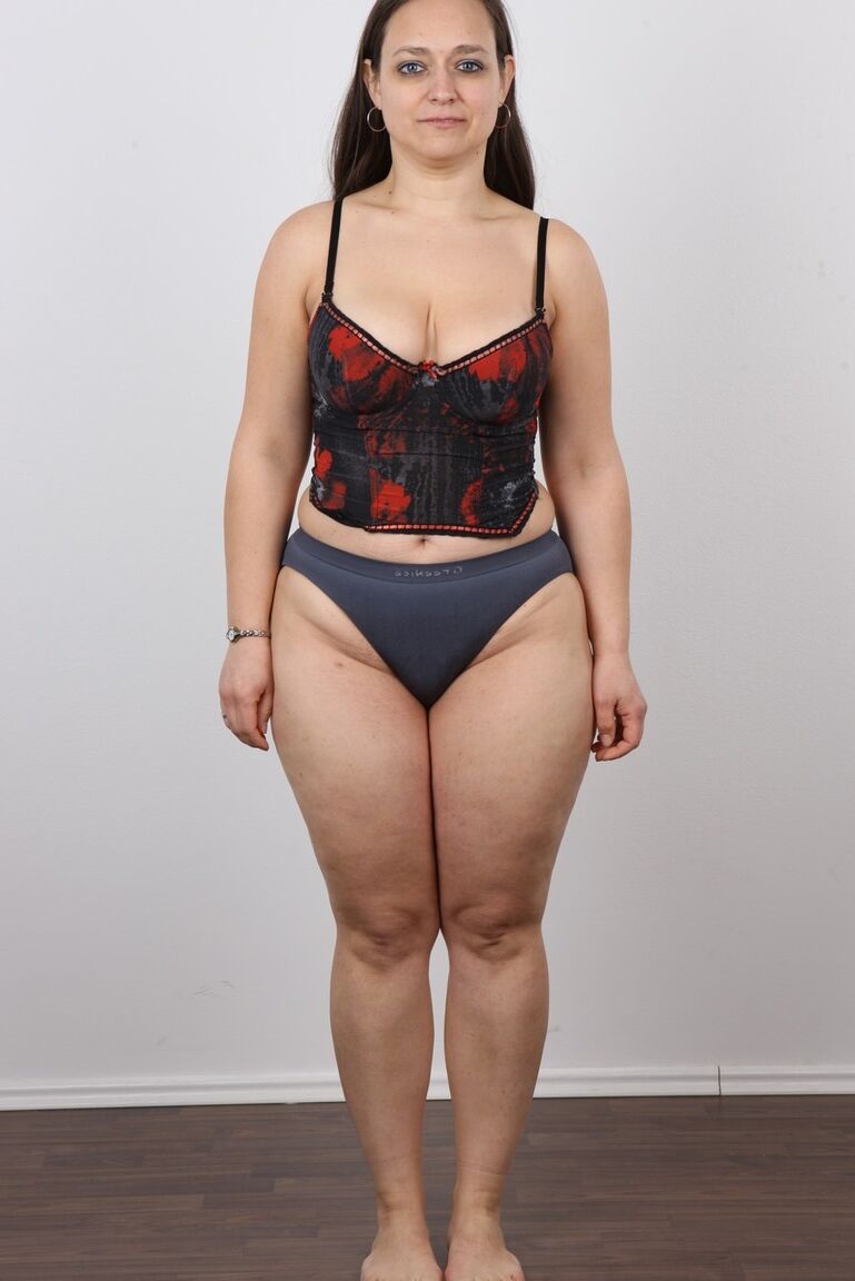 20P Helena, une femme mature tchèque potelée, se met nue aux castings